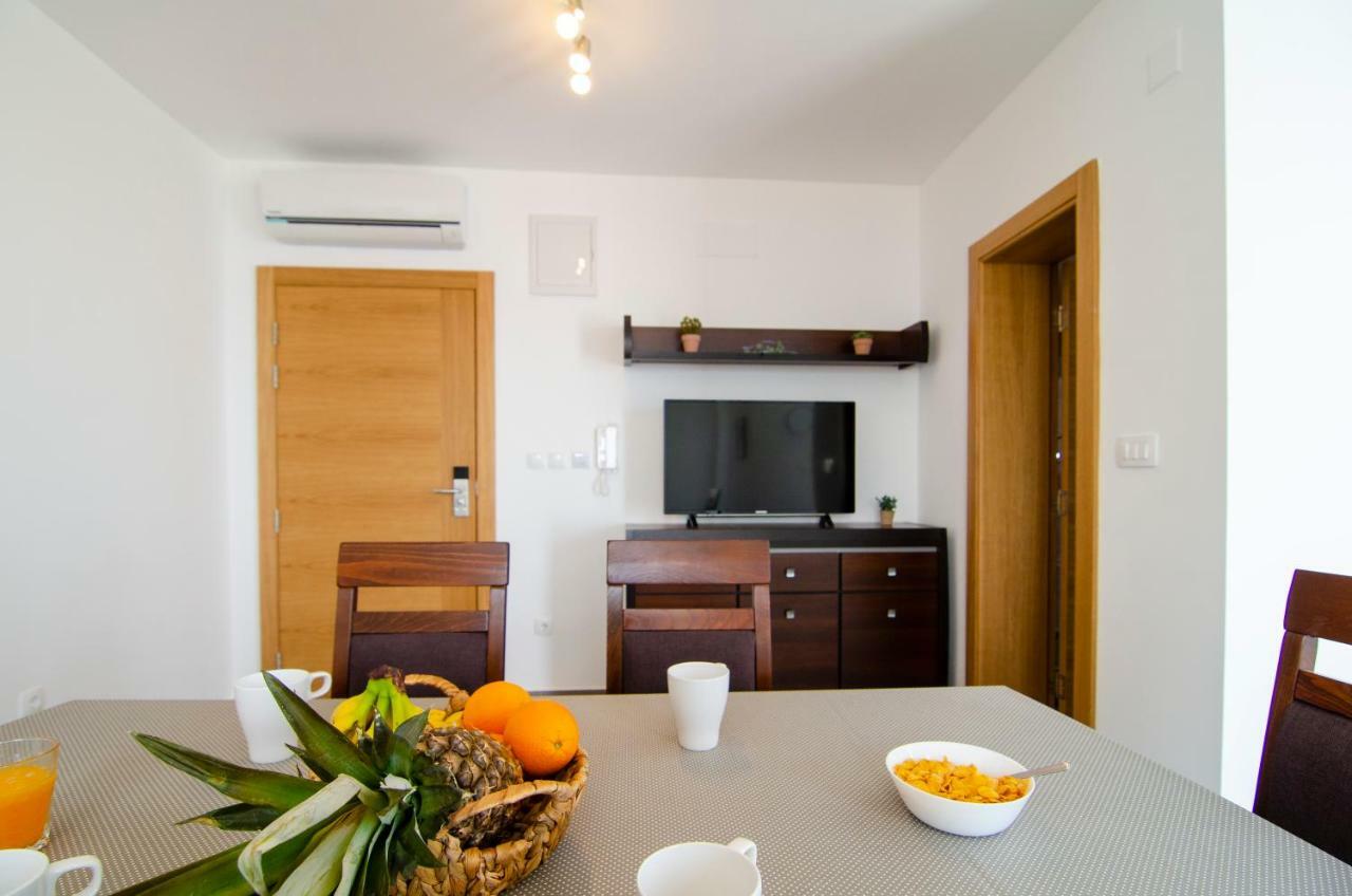 Apartments Sara 3 Μπολ Εξωτερικό φωτογραφία